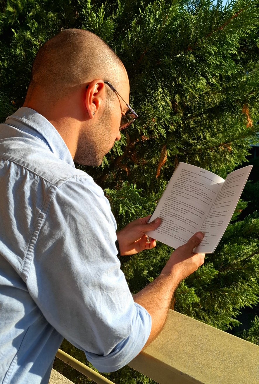 Personne qui lit Duality